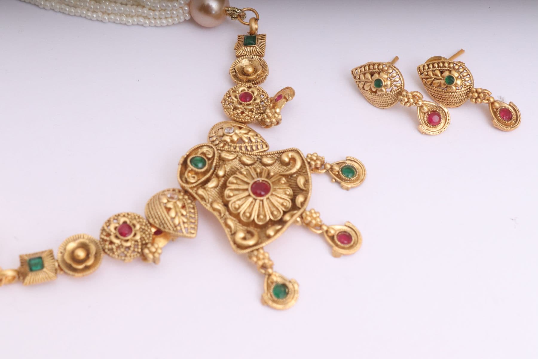 Gold necklace set
